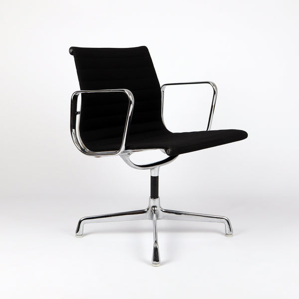 614 Vitra Aluminium Chair EA 107 Hopsak nero schwarz – Frontalansicht eingedreht