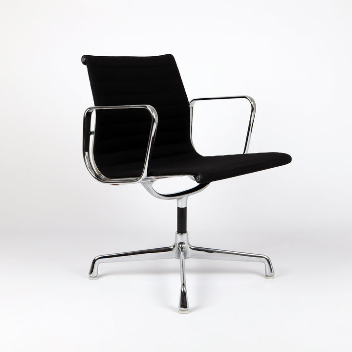 614 Vitra Aluminium Chair EA 107 Hopsak nero schwarz – Frontalansicht eingedreht