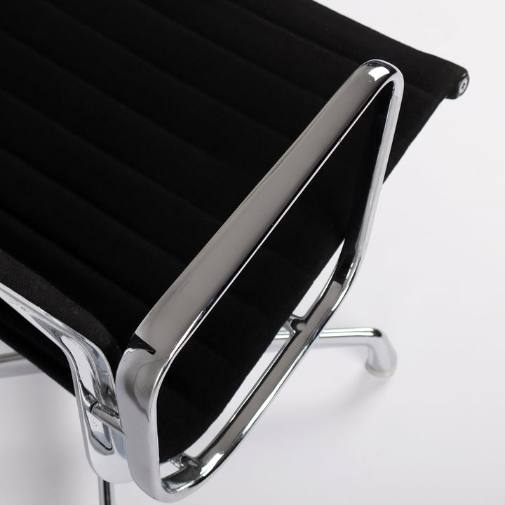 614 Vitra Aluminium Chair EA 107 Hopsak nero schwarz – Detailansicht Armlehne rechts