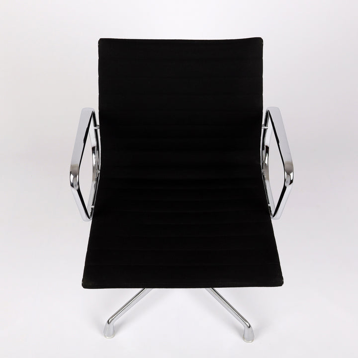 614 Vitra Aluminium Chair EA 107 Hopsak nero schwarz – Frontalansicht von oben