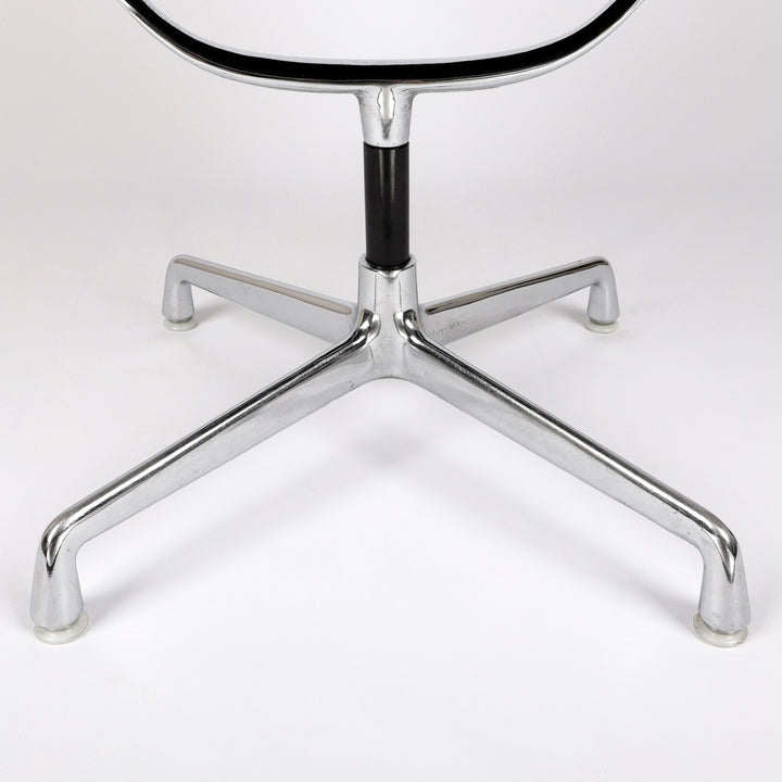 614 Vitra Aluminium Chair EA 107 Hopsak nero schwarz – Detailansicht Gestell