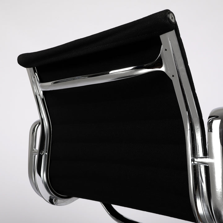 614 Vitra Aluminium Chair EA 107 Hopsak nero schwarz – Detailansicht Rückenlehne von hinten