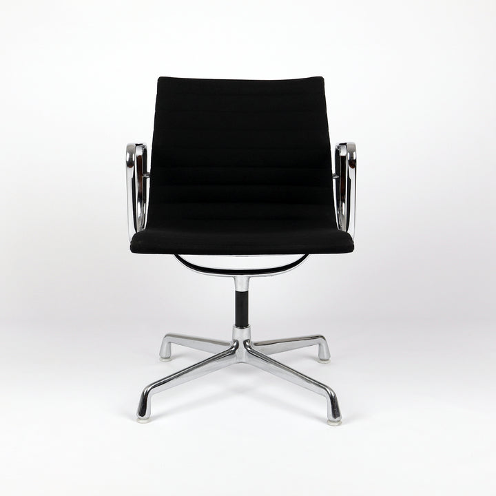 614 Vitra Aluminium Chair EA 107 Hopsak nero schwarz – Frontalansicht 