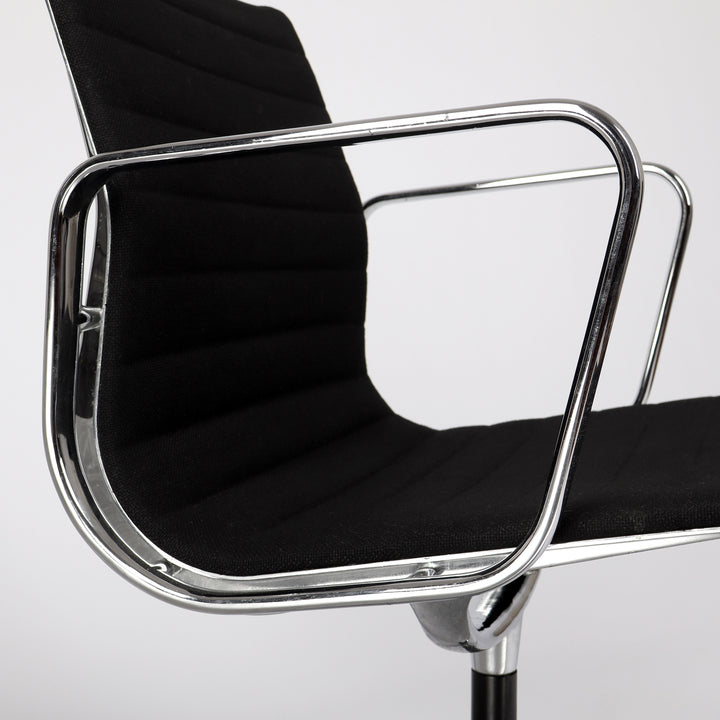 614 Vitra Aluminium Chair EA 107 Hopsak nero schwarz – Detailansicht Seitenprofile