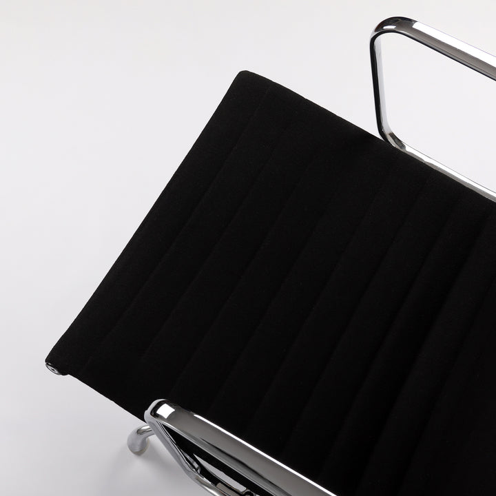 614 Vitra Aluminium Chair EA 107 Hopsak nero schwarz – Detailansicht Sitzfläche