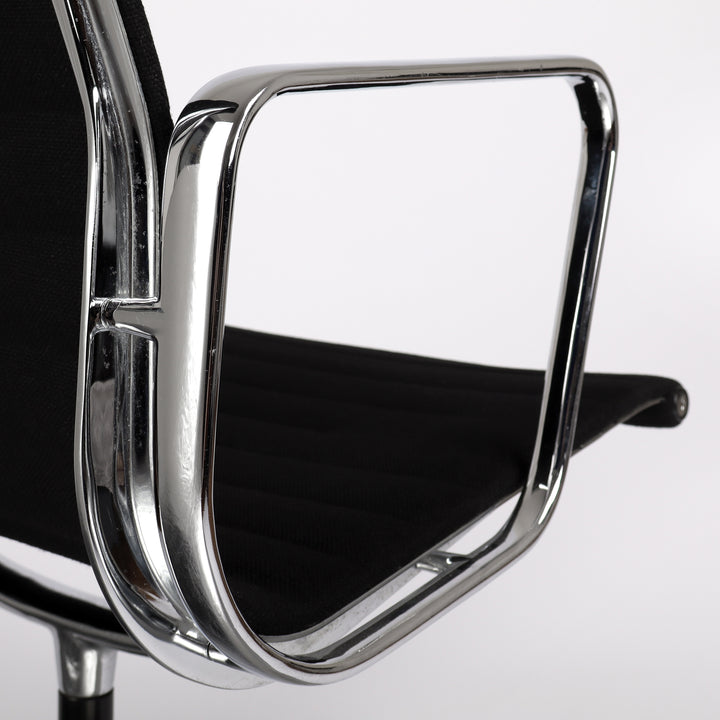 614 Vitra Aluminium Chair EA 107 Hopsak nero schwarz – Detailansicht Sewitenprofil rechts