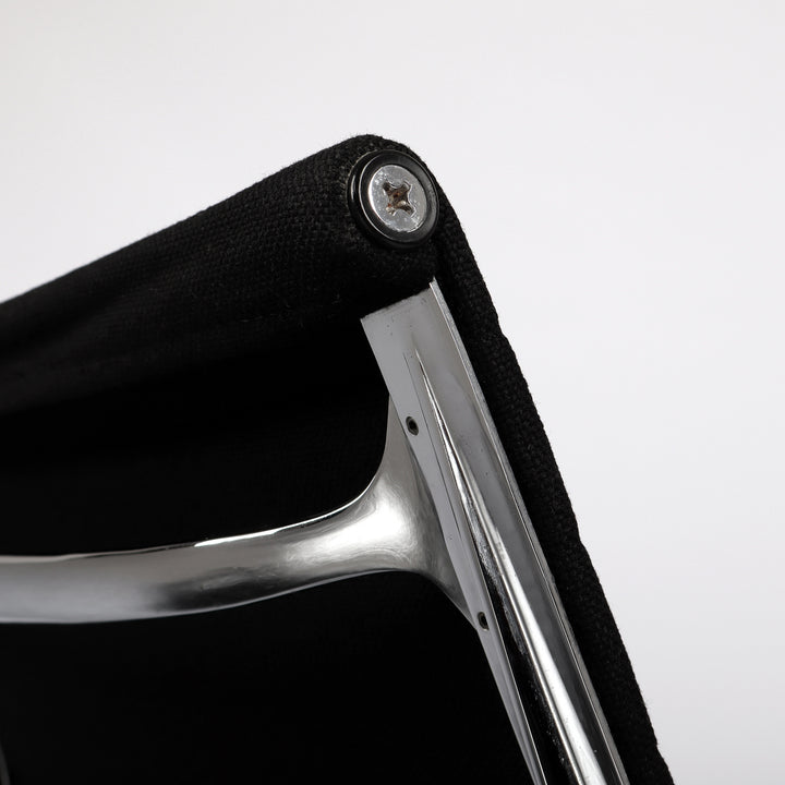 614 Vitra Aluminium Chair EA 107 Hopsak nero schwarz – Detailansicht Obere Rückenlehne rechts