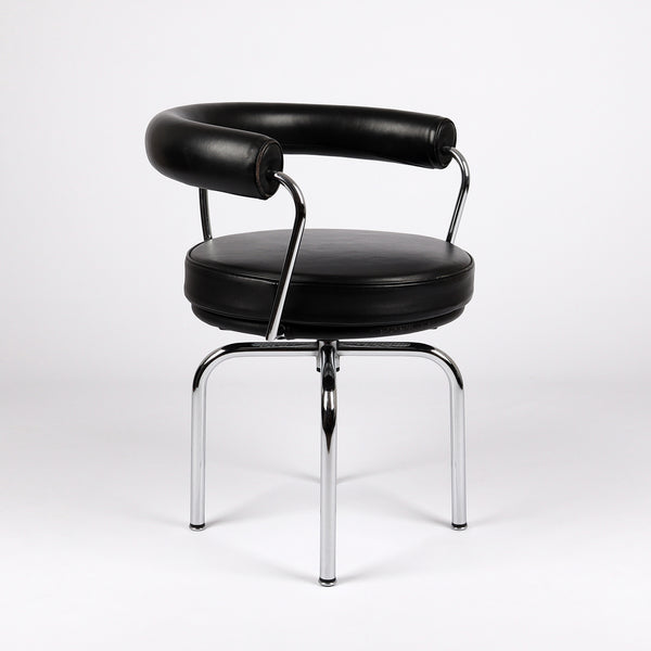 655 Cassina LC7 Drehstuhl von Le Corbusier, Perriand und Jeanneret – Frontalansicht eingedreht