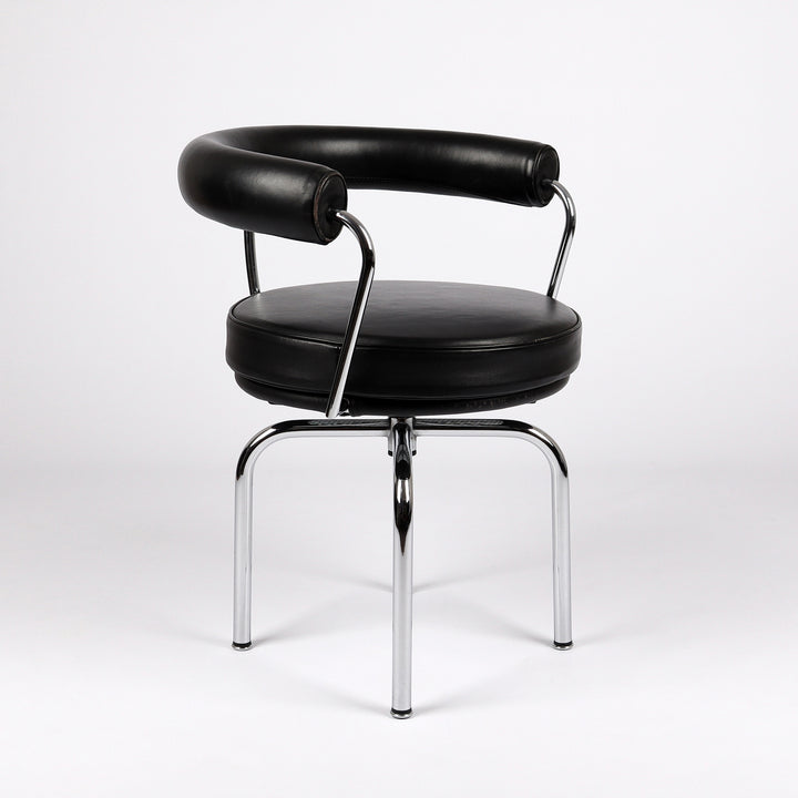 655 Cassina LC7 Drehstuhl von Le Corbusier, Perriand und Jeanneret – Frontalansicht eingedreht