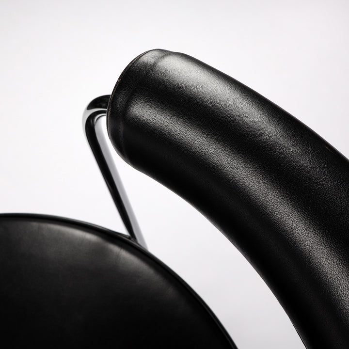 655 Cassina LC7 Drehstuhl von Le Corbusier, Perriand und Jeanneret – Detailansicht Armlehne rechts