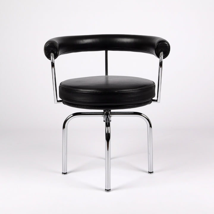 655 Cassina LC7 Drehstuhl von Le Corbusier, Perriand und Jeanneret – Frontalansicht