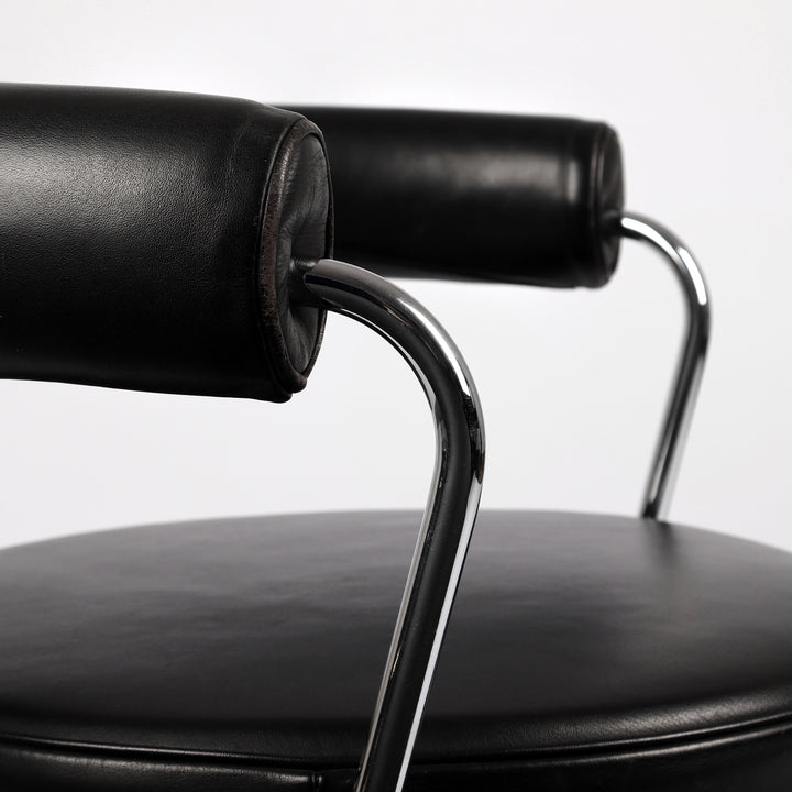 655 Cassina LC7 Drehstuhl von Le Corbusier, Perriand und Jeanneret – Detailansicht Armlehnen und Stahlrohr seitlich