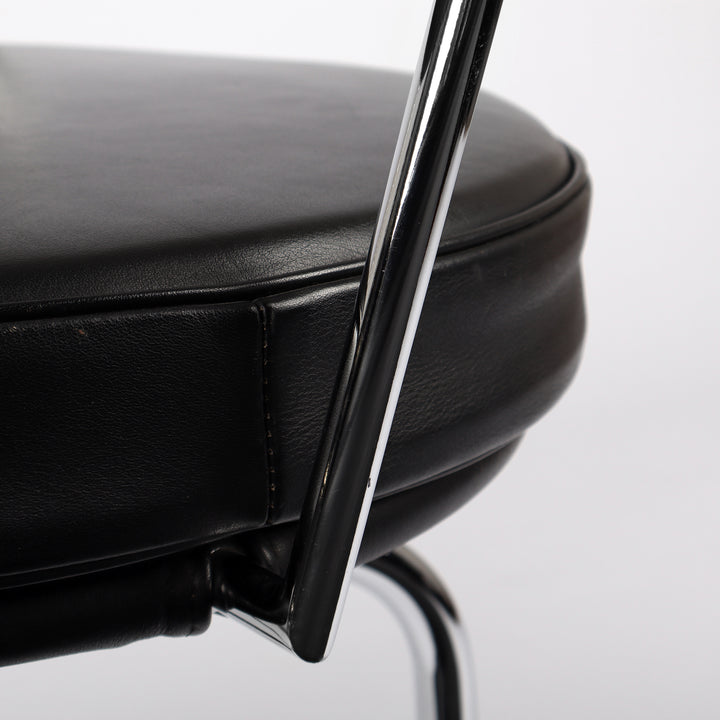 655 Cassina LC7 Drehstuhl von Le Corbusier, Perriand und Jeanneret – Detailansicht Stahlrohr und Sitzfläche seitlich