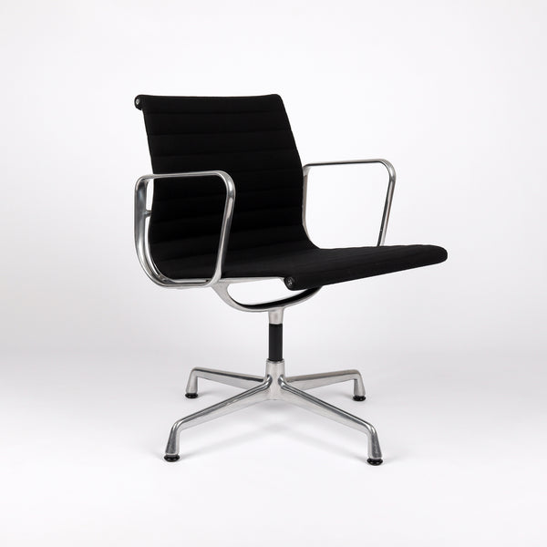 664 Vitra Aluminium Chair EA 108 Hopsak nero schwarz – Frontalansicht eingedreht