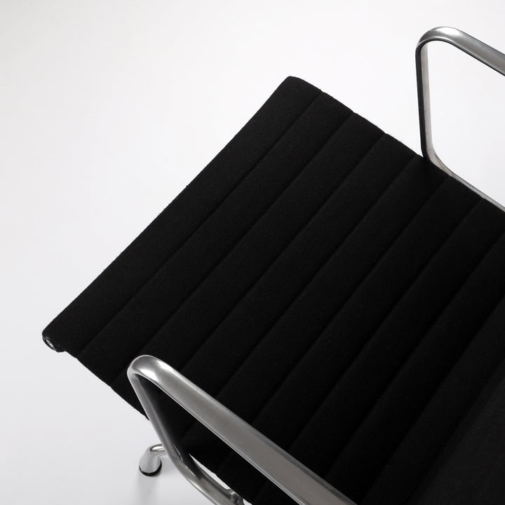 664 Vitra Aluminium Chair EA 108 Hopsak nero schwarz – Detailansicht Sitzfläche