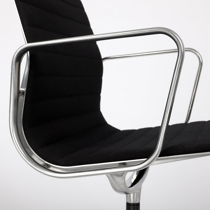 664 Vitra Aluminium Chair EA 108 Hopsak nero schwarz – Detailansicht Seitenprofile