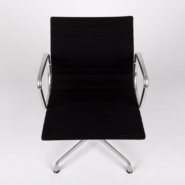 664 Vitra Aluminium Chair EA 108 Hopsak nero schwarz – Frontalansicht von oben
