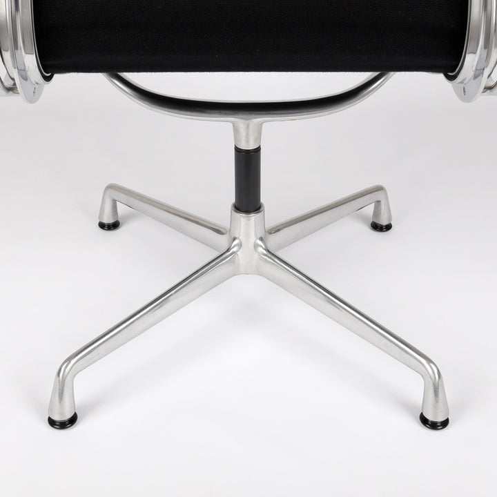 664 Vitra Aluminium Chair EA 108 Hopsak nero schwarz – Detailansicht Gestell