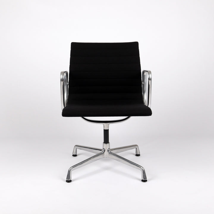 664 Vitra Aluminium Chair EA 108 Hopsak nero schwarz – Frontalansicht