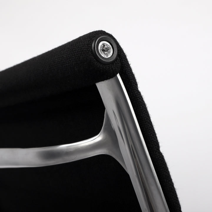 664 Vitra Aluminium Chair EA 108 Hopsak nero schwarz – Detailansicht Obere Rückenlehne seitlich