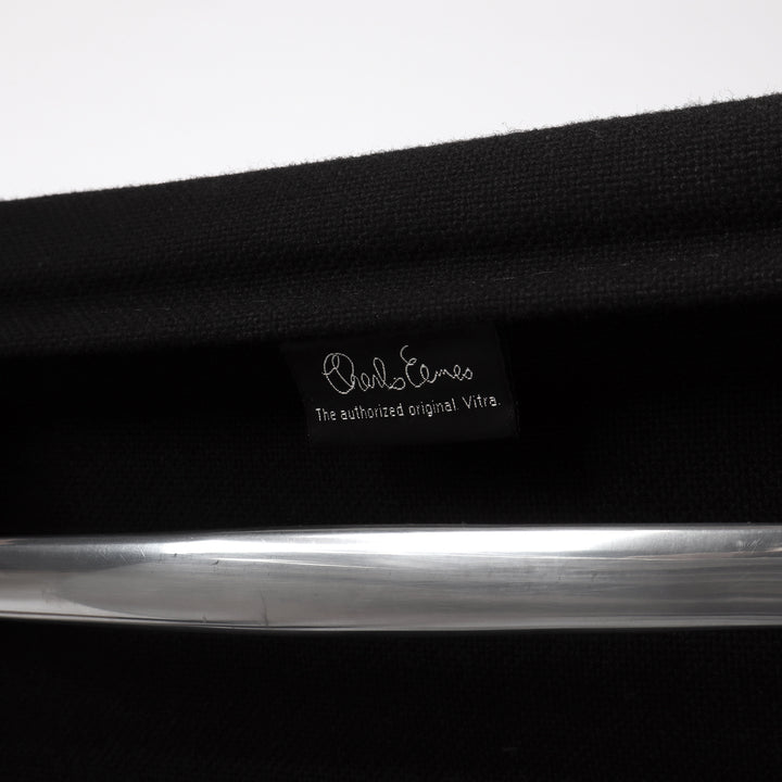 664 Vitra Aluminium Chair EA 108 Hopsak nero schwarz – Detailansicht Herstellernachweis Rückseite
