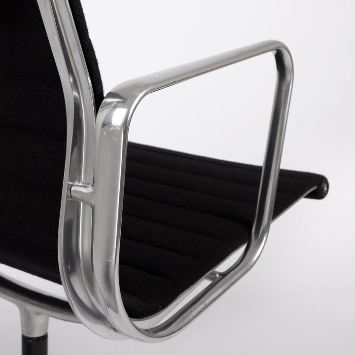664 Vitra Aluminium Chair EA 108 Hopsak nero schwarz – Detailansicht Armlehne rechts