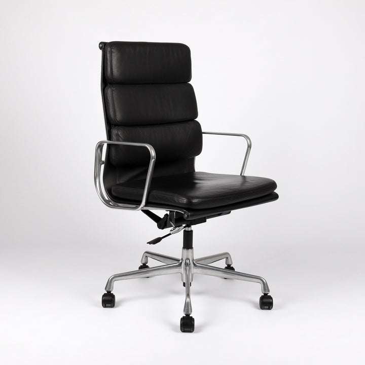669 Vitra Soft Pad Chair EA 219 Leder nero schwarz – Frontalansicht eingedreht