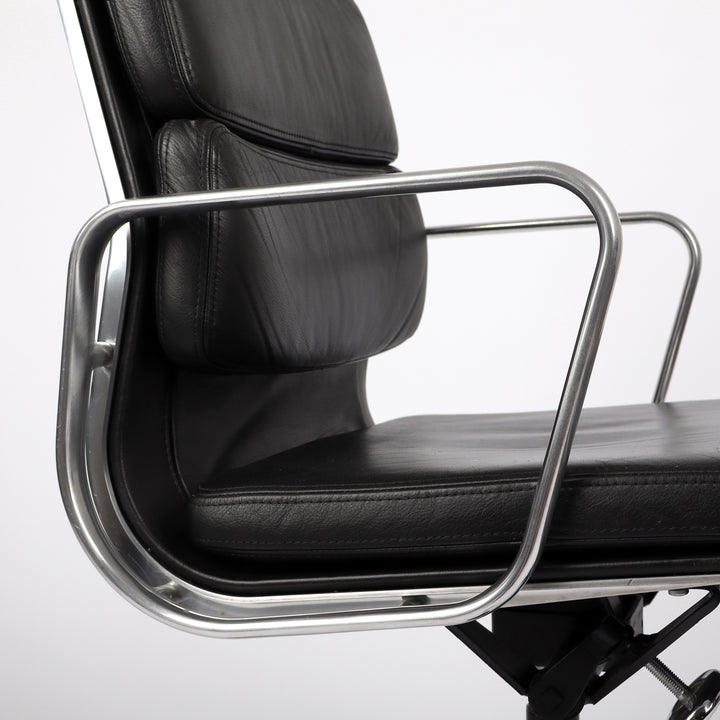 669 Vitra Soft Pad Chair EA 219 Leder nero schwarz – Detailansicht Seitenprofile