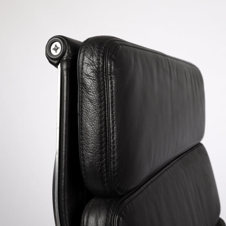 669 Vitra Soft Pad Chair EA 219 Leder nero schwarz – Detailansicht Obere Rückenlehne seitlich