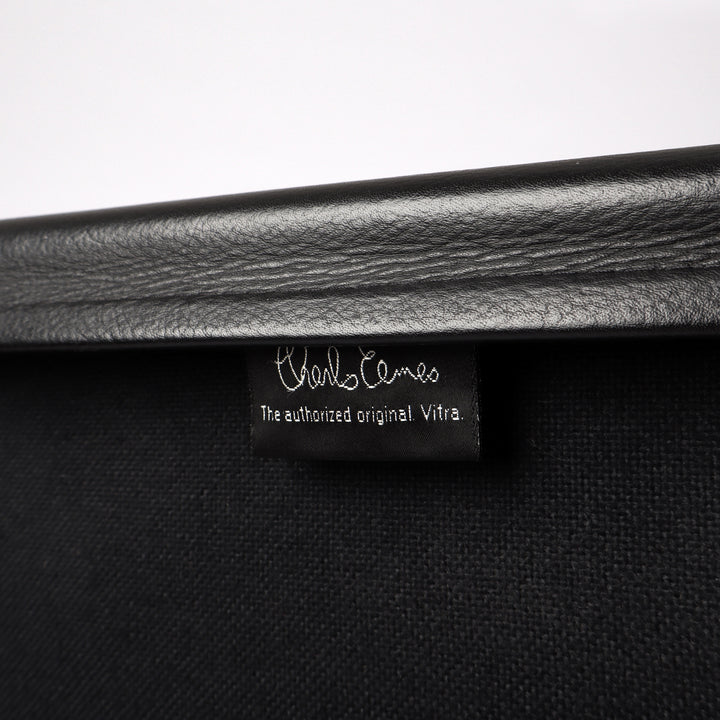669 Vitra Soft Pad Chair EA 219 Leder nero schwarz – Detailansicht Herstellernachweis Rückseite