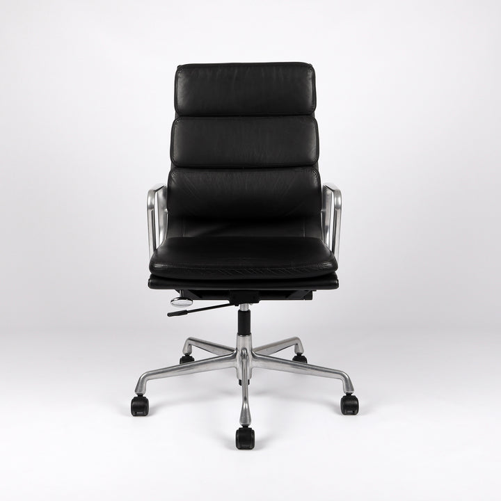669 Vitra Soft Pad Chair EA 219 Leder nero schwarz – Frontalansicht 