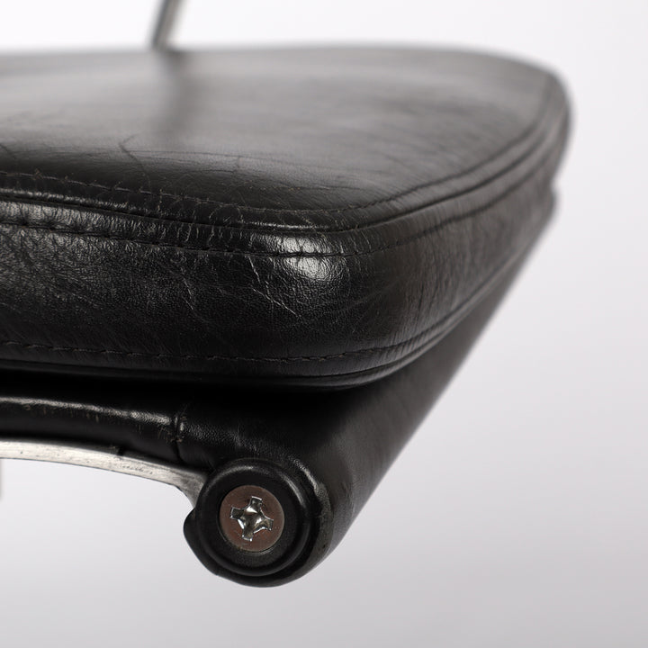 669 Vitra Soft Pad Chair EA 219 Leder nero schwarz – Detailansicht Sitzfläche vorne rechts