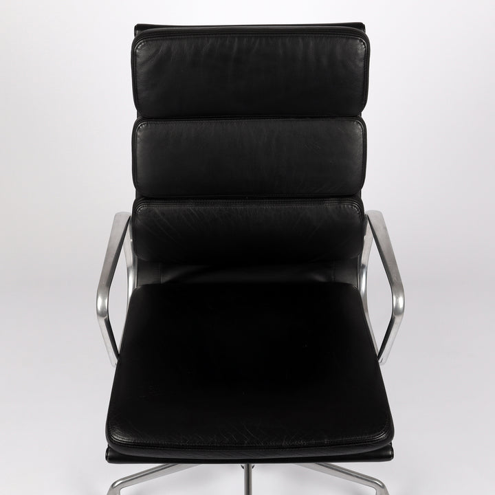 669 Vitra Soft Pad Chair EA 219 Leder nero schwarz – Detailansicht Rückenlehne und Sitzfläche von oben