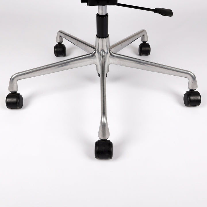 669 Vitra Soft Pad Chair EA 219 Leder nero schwarz – Detailansicht Gestell