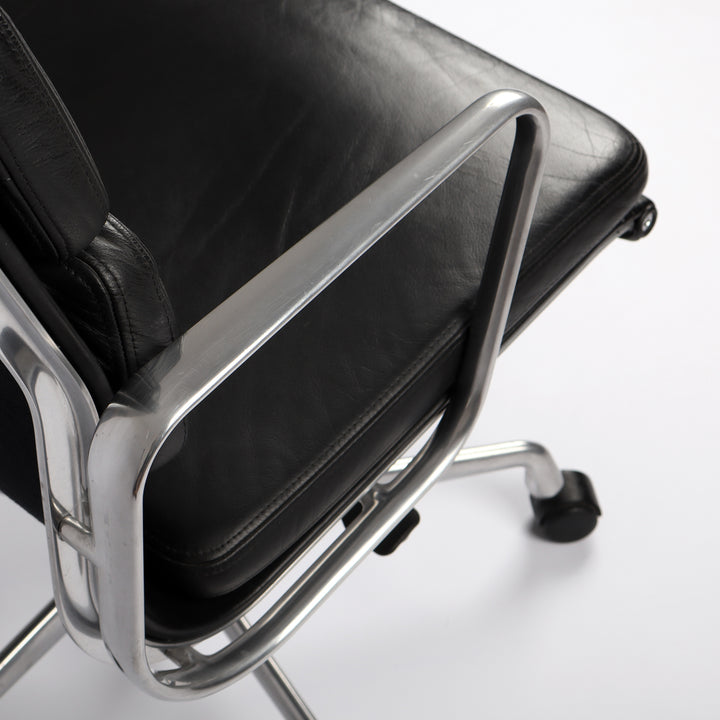 669 Vitra Soft Pad Chair EA 219 Leder nero schwarz – Detailansicht Armlehne rechts