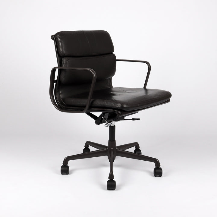 679 Vitra Eames Soft Pad Chair EA 217 Leder braun – Frontalansicht eingedreht