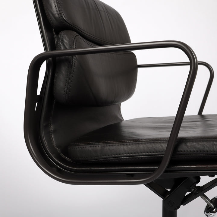 679 Vitra Eames Soft Pad Chair EA 217 Leder braun – Detailansicht Seitenprofile