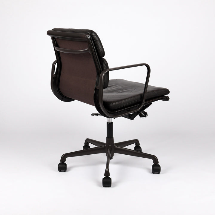 679 Vitra Eames Soft Pad Chair EA 217 Leder braun – Rückansicht