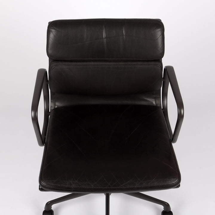 679 Vitra Eames Soft Pad Chair EA 217 Leder braun – Detailansicht Rückenlehne und Sitzfläche von oben