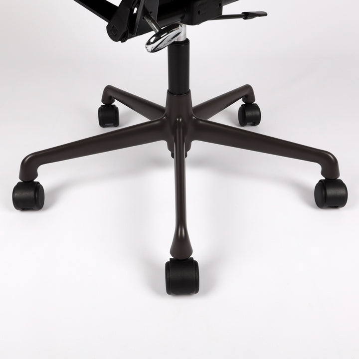 679 Vitra Eames Soft Pad Chair EA 217 Leder braun – Detailansicht Gestell