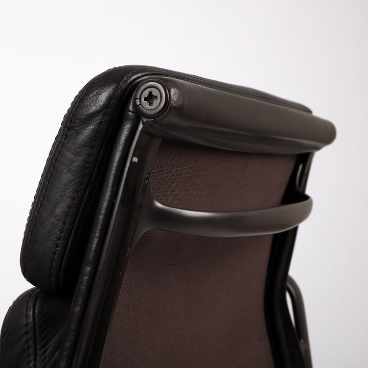 679 Vitra Eames Soft Pad Chair EA 217 Leder braun – Detailansicht Obere Rückenlehne von hinten