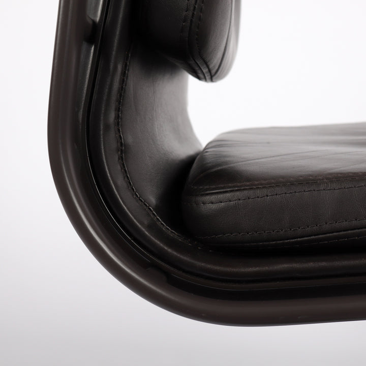 679 Vitra Eames Soft Pad Chair EA 217 Leder braun – Detailansicht Hintere Sitzläche seitlich