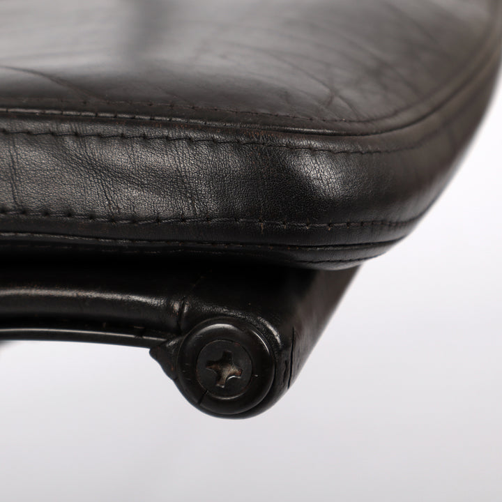 679 Vitra Eames Soft Pad Chair EA 217 Leder braun – Detailansicht Sitzfläche vorne rechts