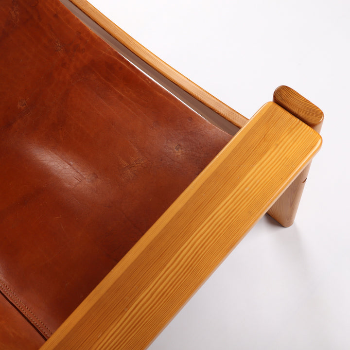686 Mid Century Lounge Chair aus Kiefernholz und Leder – Detailansicht Armlehne und Sitzfläche