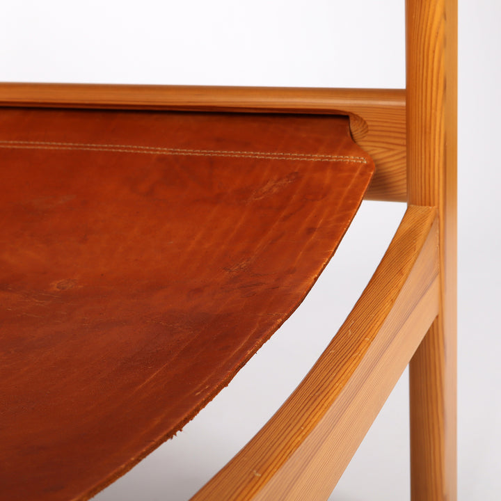 686 Mid Century Lounge Chair aus Kiefernholz und Leder – Detailansicht Sitzfläche und Gestell