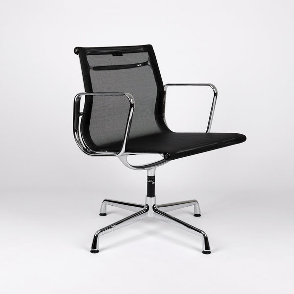 688 Vitra Eames Aluminium Chair EA 108 Mesh nero schwarz – Frontalansicht eingedreht