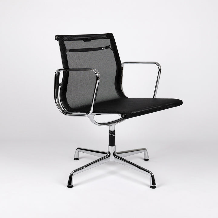 688 Vitra Eames Aluminium Chair EA 108 Mesh nero schwarz – Frontalansicht eingedreht