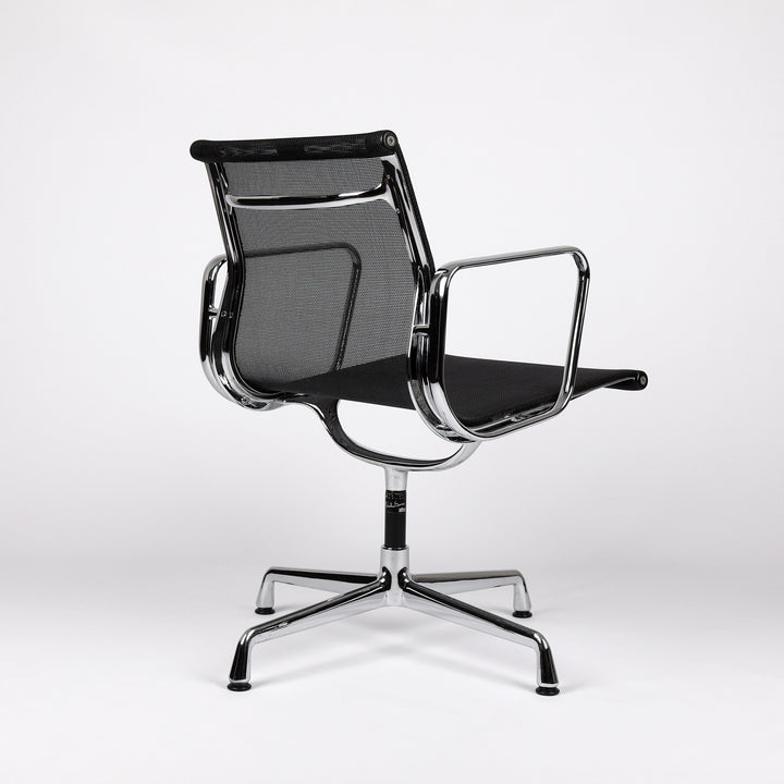 688 Vitra Eames Aluminium Chair EA 108 Mesh nero schwarz – Rückansicht