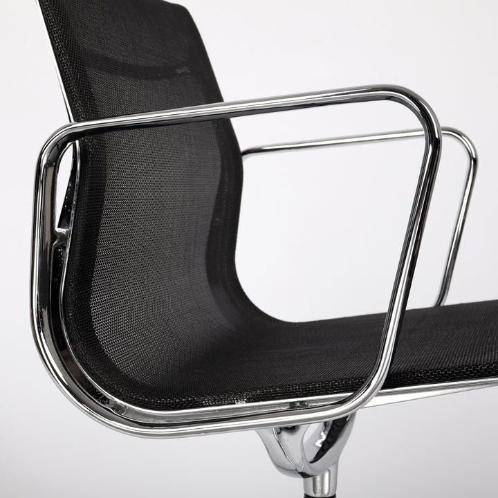 688 Vitra Eames Aluminium Chair EA 108 Mesh nero schwarz – Detailansicht Seitenprofile