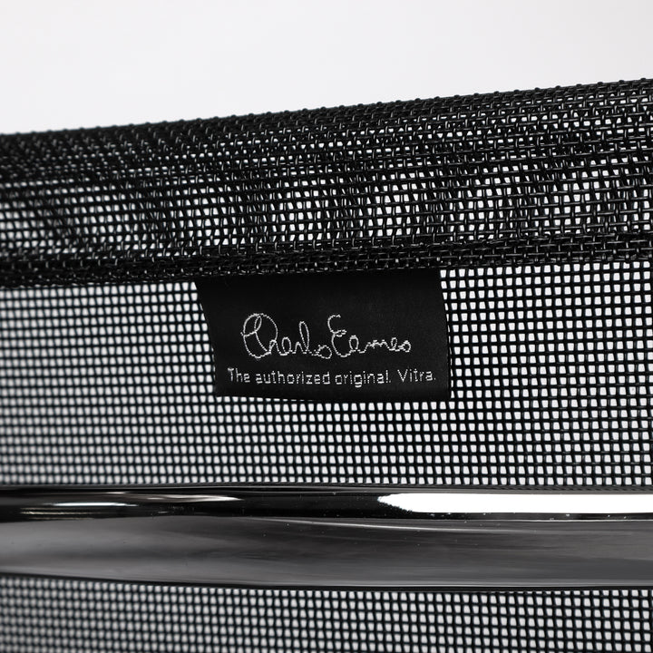 688 Vitra Eames Aluminium Chair EA 108 Mesh nero schwarz – Detailansicht Herstellernachweis Rückseite 